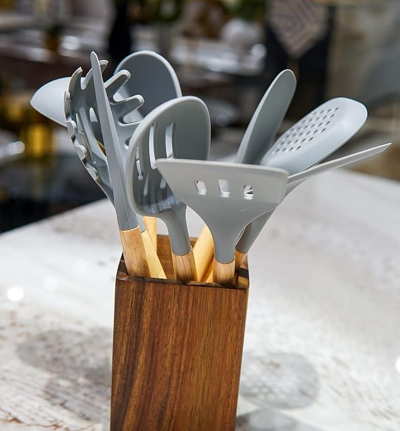 Silicon set with bamboo handle image