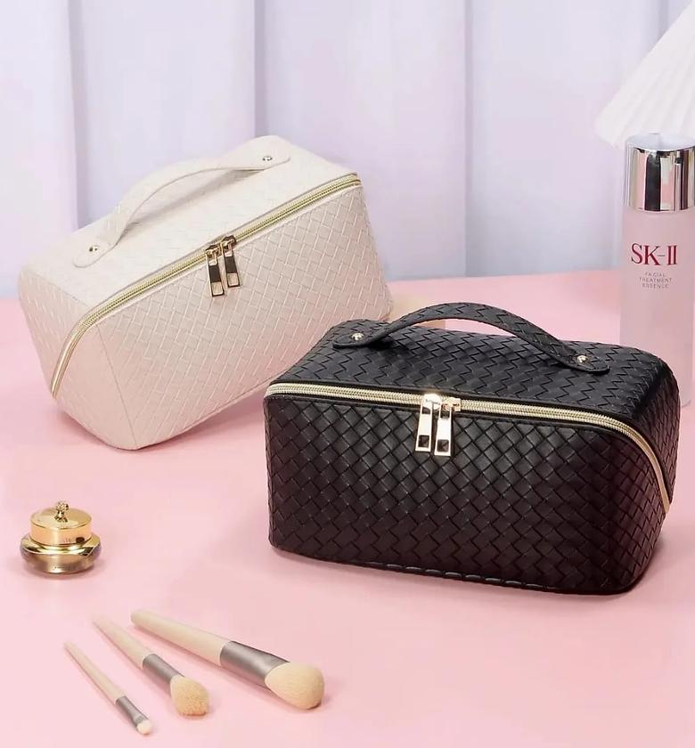 Woven texture cosmetic bag image