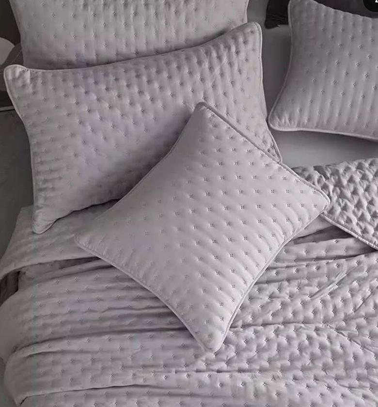 Quilted Bedspread/bed cover. image