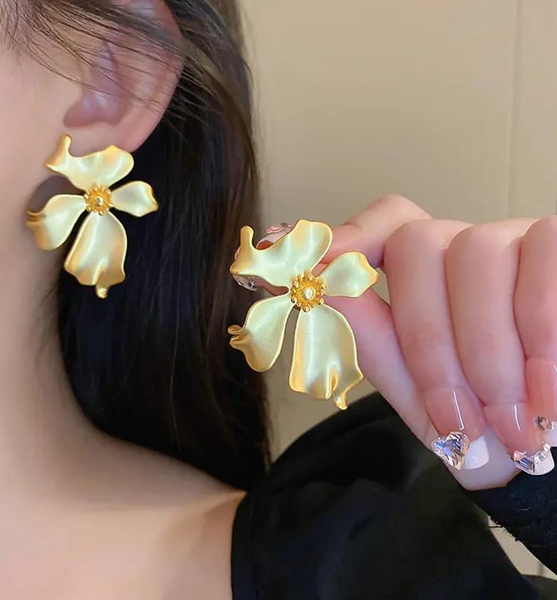 Spaced flower earrings  image