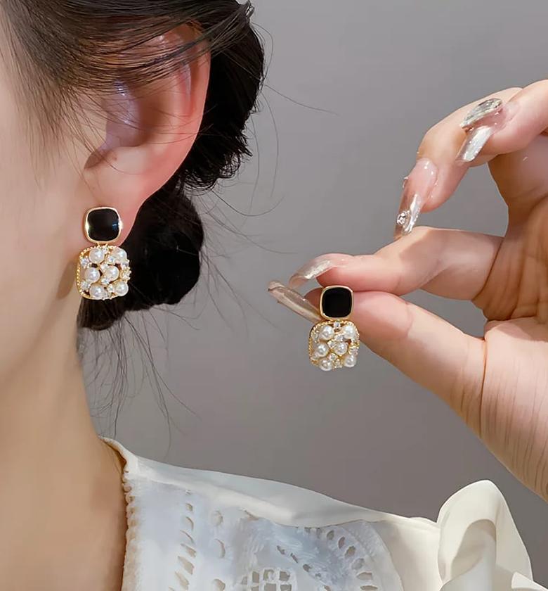 Black pearl stud image