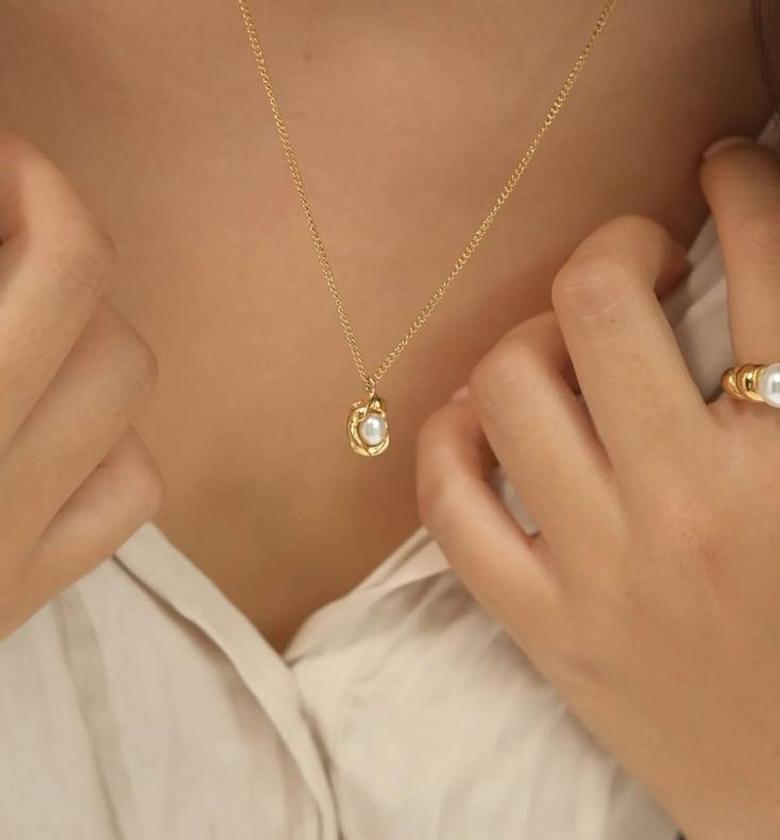 Pearl necklace  image