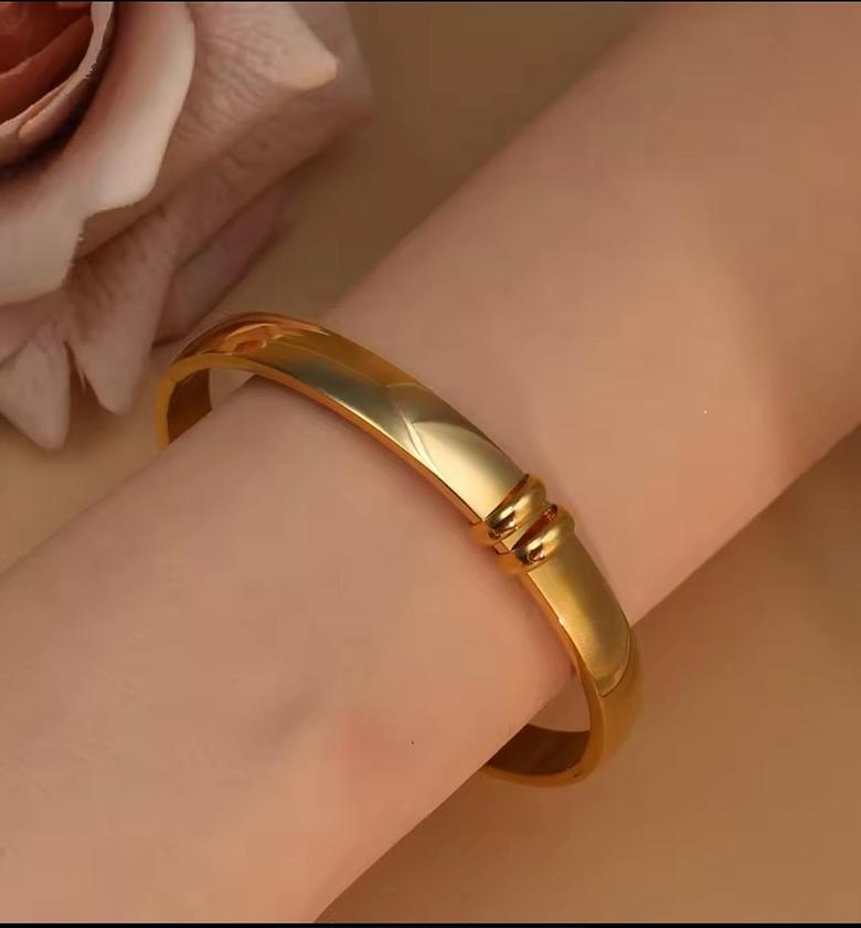 Regal Solid Gold Cuff Bangle image