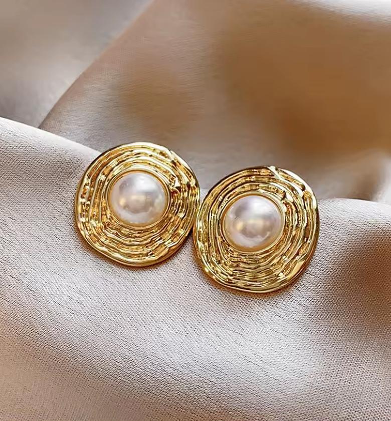 Irregular baroque round earrings  image