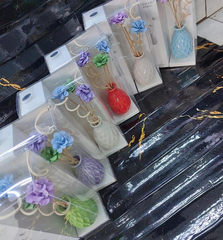 Decorative Flowers & Ceramic Vase Reed Diffuser image