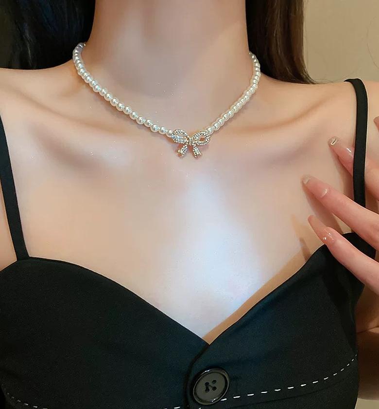 Pearl elegant multi-layer necklace women's retro niche court style clavicle chain image
