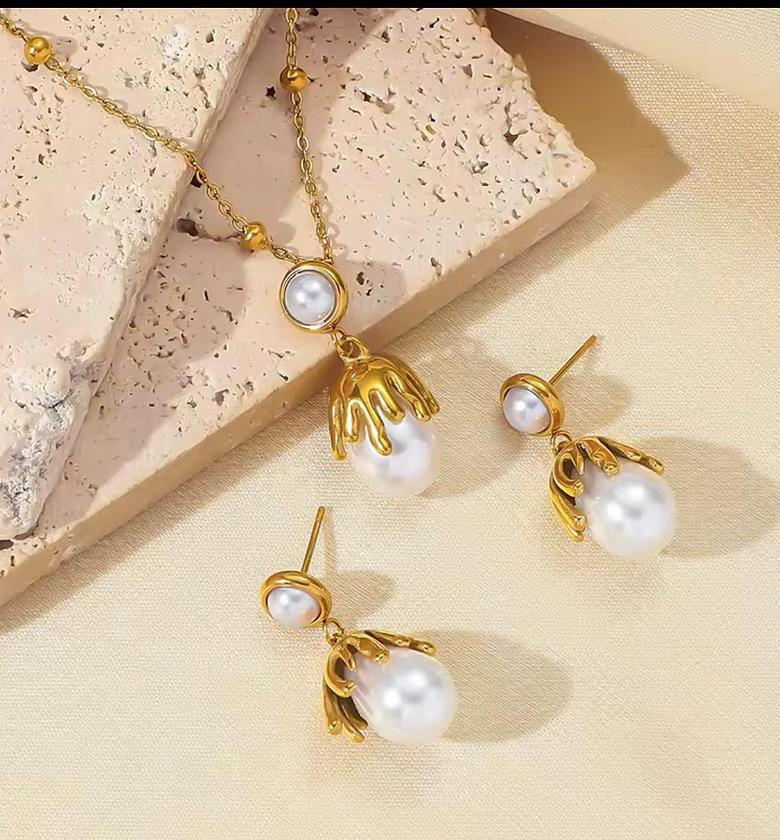 Isadora Baroque Pearl & Golden Claw Suite image