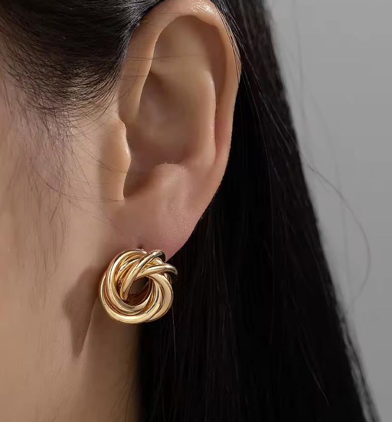 Elegant gold earrings  image