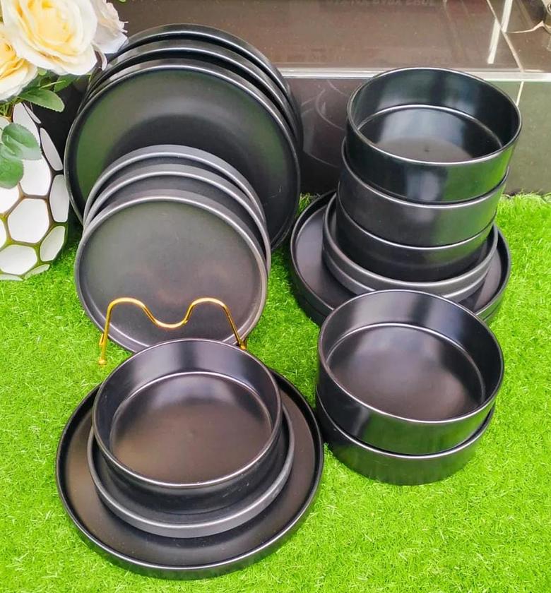 18pcs Black plain dinner set. image