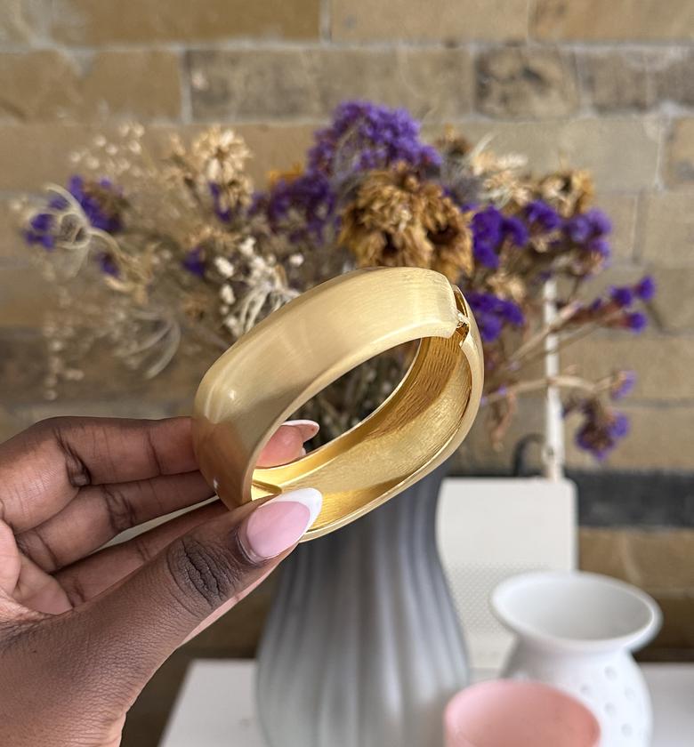 Soft curves chunky bangle image