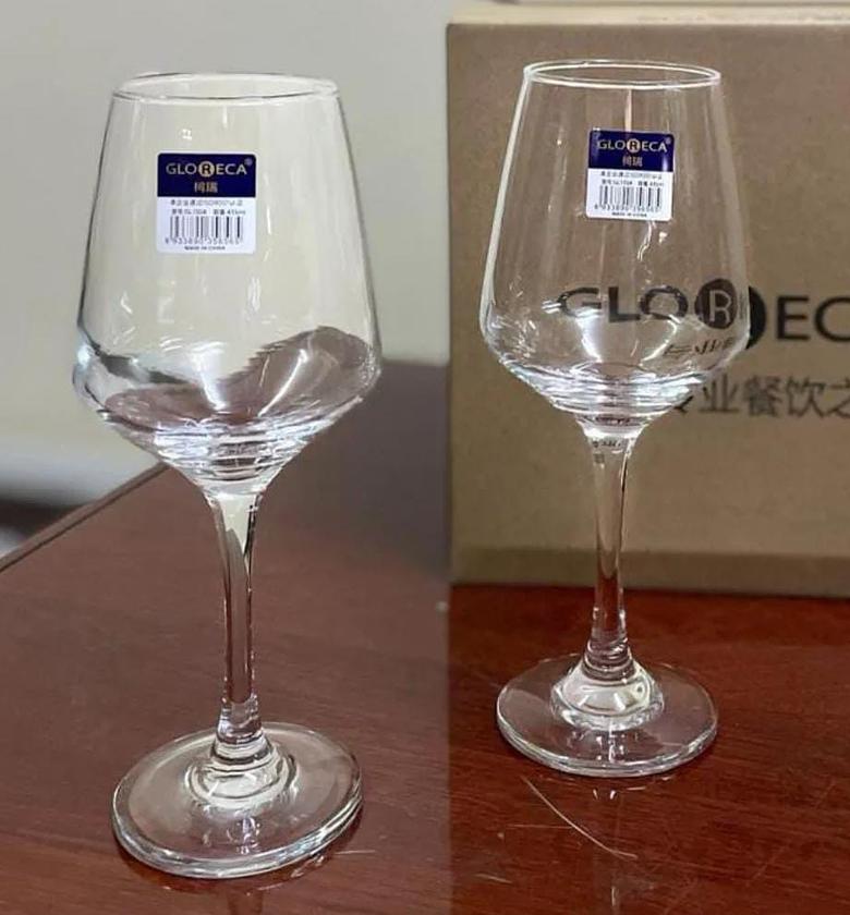 A set of 6 wine glasses. image