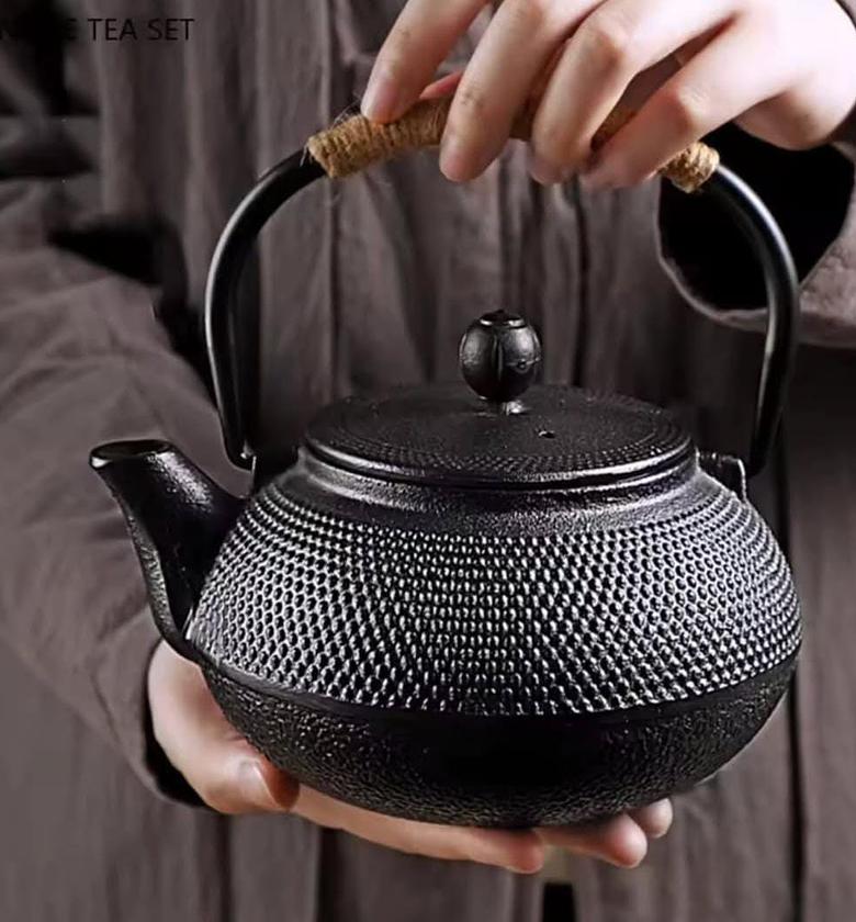 900ml cast iron Japanese tetsubin teapot image