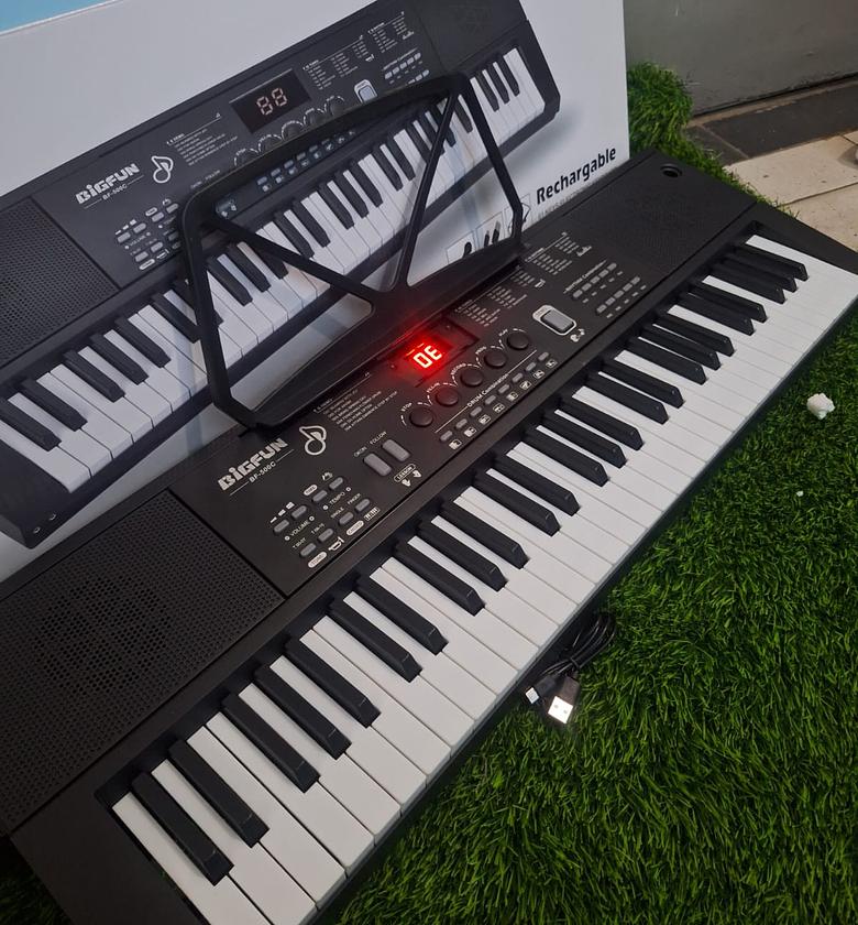 PIANO. BIGFUN 61-key electronic Rechargeable Professional Piano suitable for beginners and music lover With very good sound image