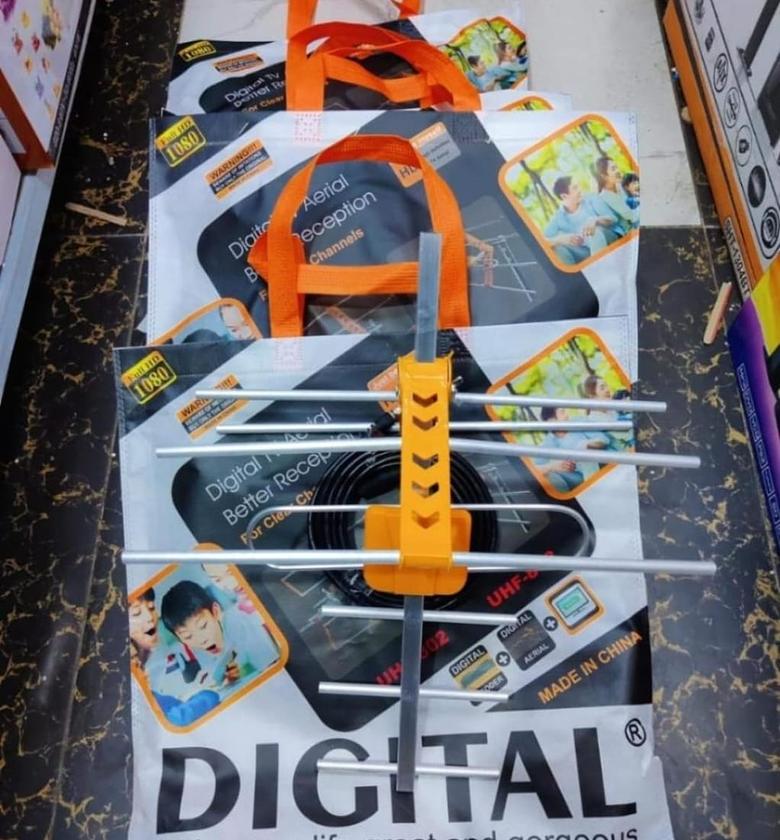 High-Gain Indoor/Outdoor TV Aerial Antenna – Digital HDTV Signal Booster image