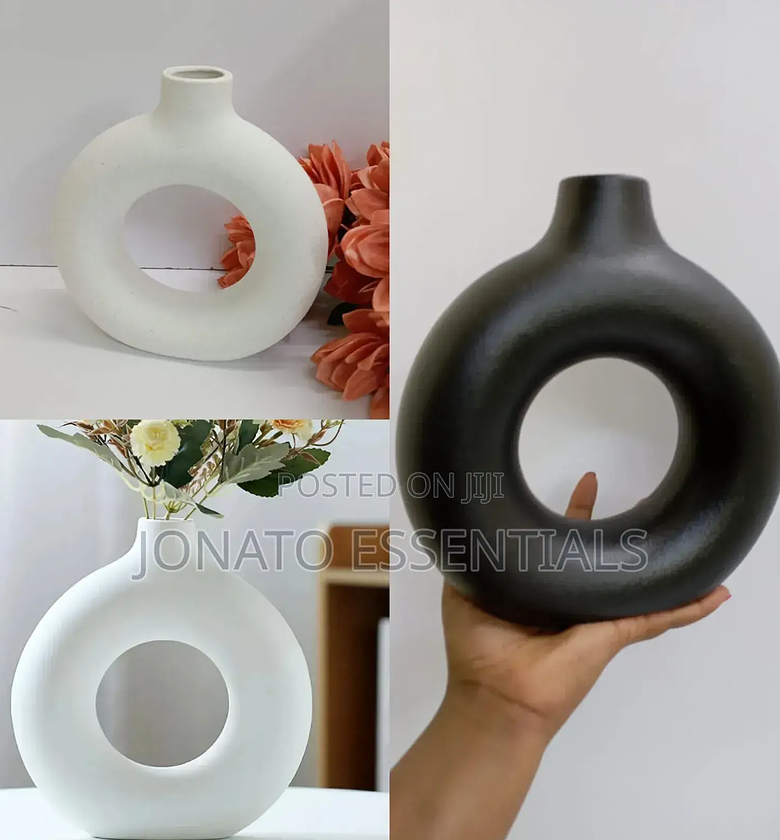 Doughnut-Shape Flower Vase image
