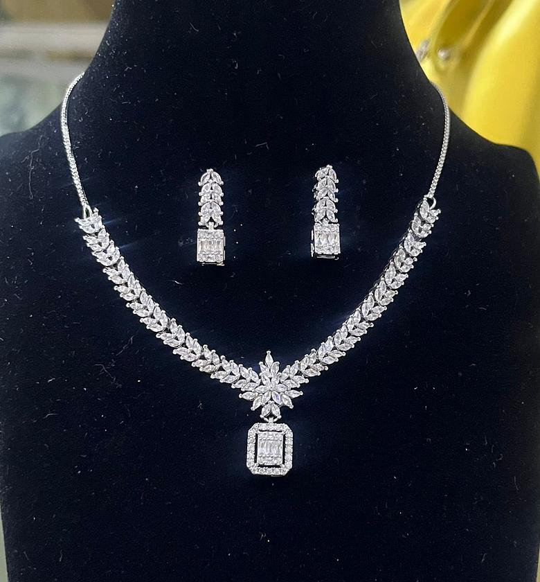 Grand Marquise Emerald-Cut Ensemble image