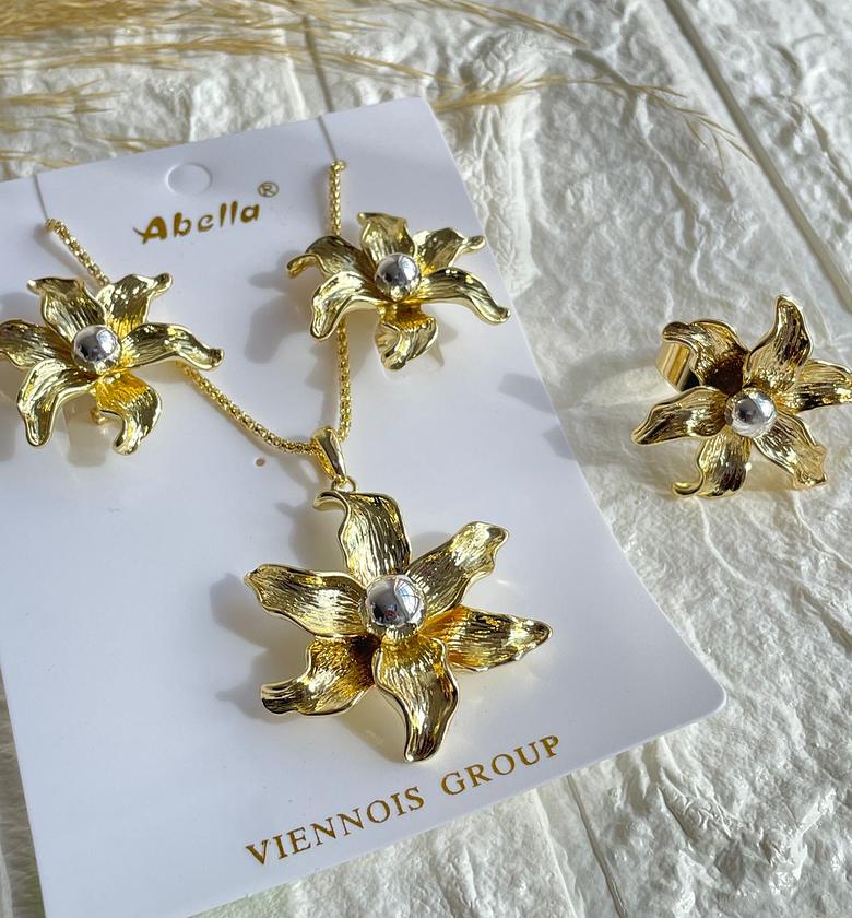 Abela Floral Earring  image