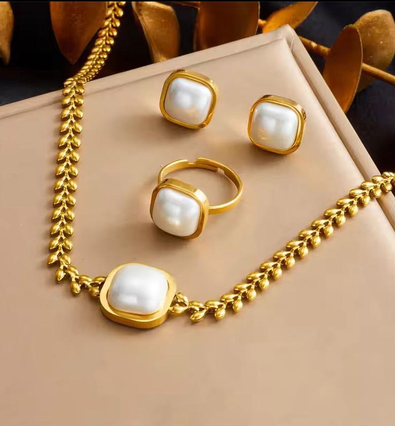 Athena's Square Pearl Choker image