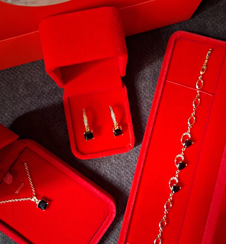 Hypoallergenic, non-tarnish Necklace, Bracelet and Earrings set  image