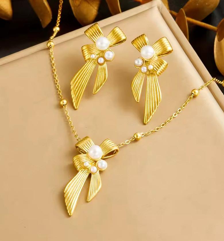 Regal Ribbon Pearl Ensemble image