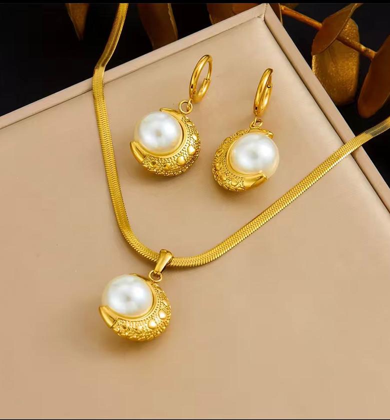 Celestial Crescent Pearl Set image