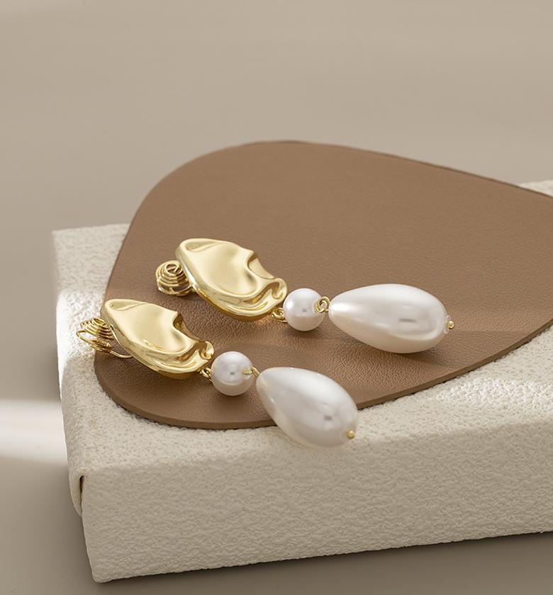 Retro Geometric Pearl Drop Earrings Irregular Simple Design Mosquito Coil Tray Ear Clip Fashionable Elegant Zinc Alloy Jewelry image