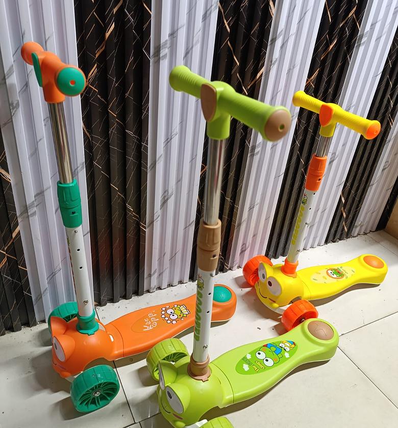 Kids Adjustable Scooter Can Handle Unto 50kg, 3-12 Years image