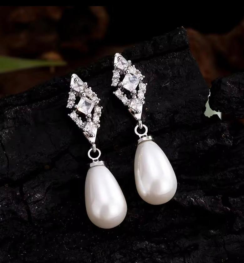 Deco Rhombus Pearl Drops image