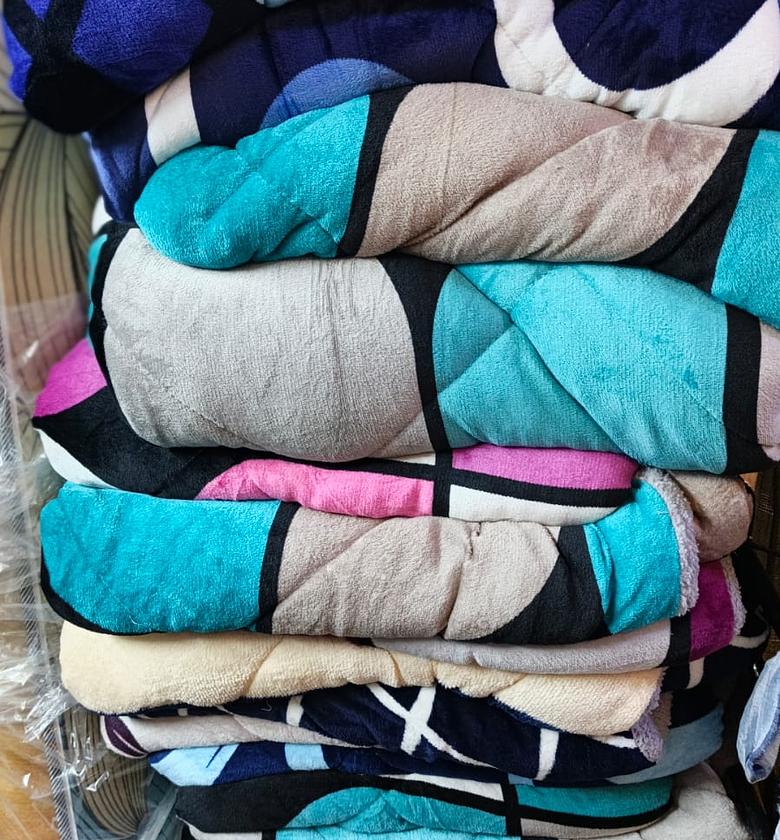 Duvet. Luxurious Comfy Warm Woolen Duvet Size: 5*6 Does not have a bedsheet or pillowcases image