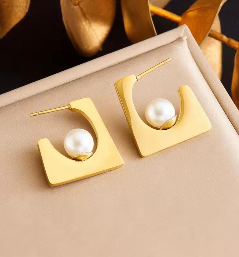 Sculptural Arch Pearl Earrings image