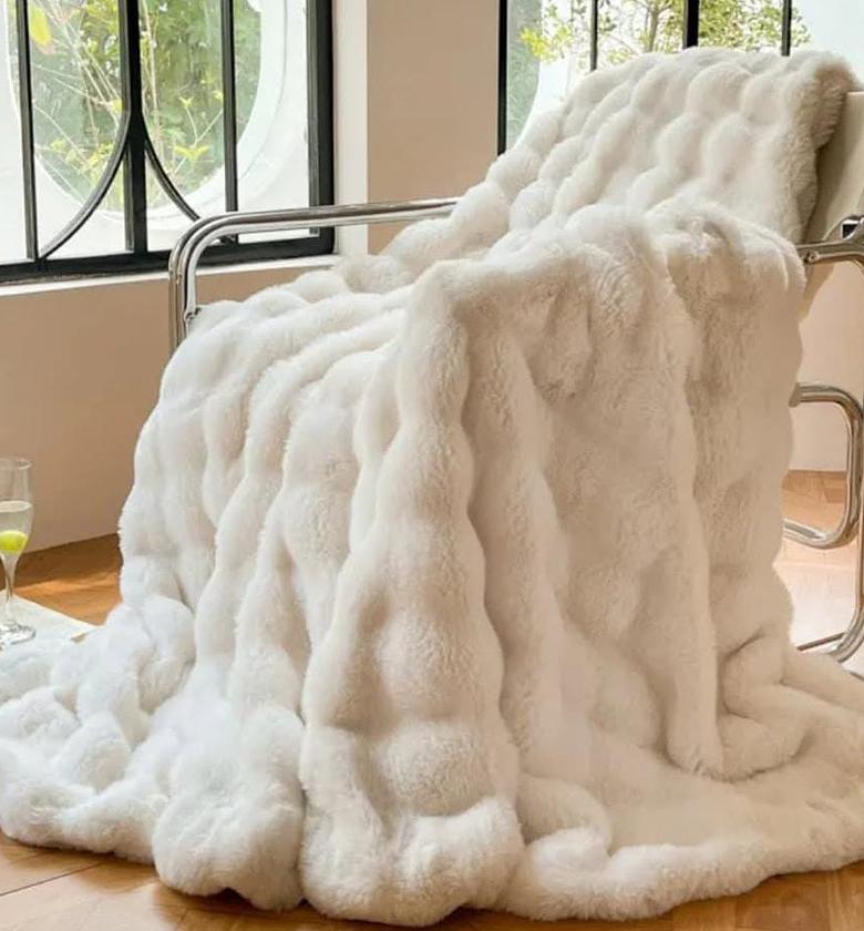 Quality luxurious bubble throw blanket. image