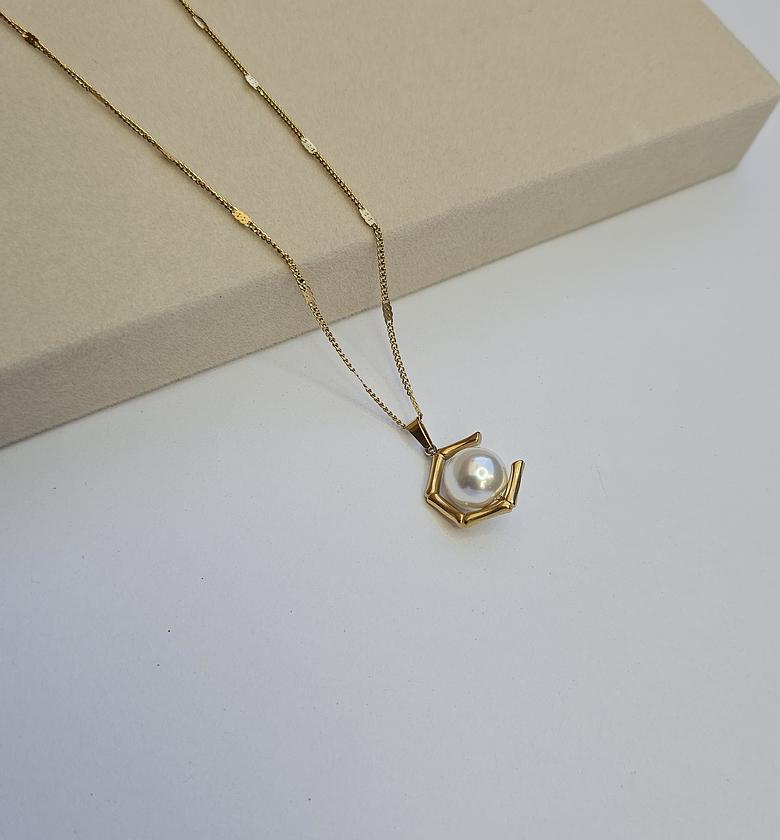 Artsy pearl necklace  image