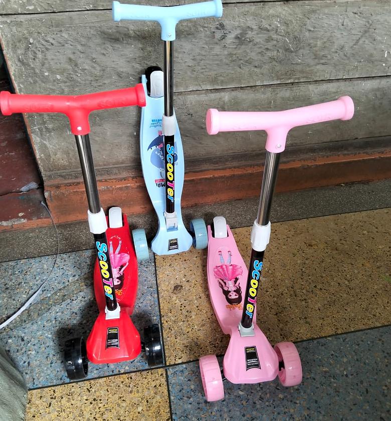 Kids Scooter 3yrs To 12yrs. Three-Wheeled Kids' kick scooters with adjustable handlebars image