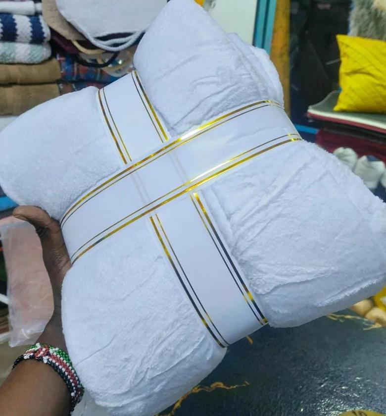 White fleece throw blankets Size:5*6 image