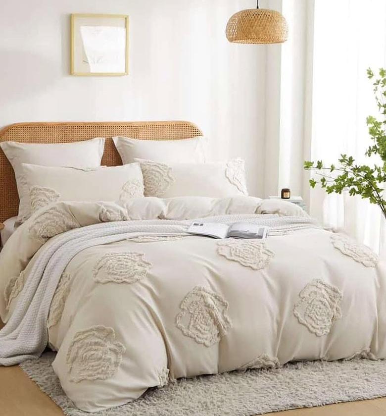 Tufted duvet cover set. image