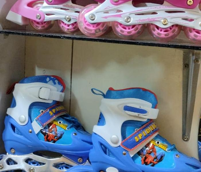 Frozen themed skating shoes in small size image
