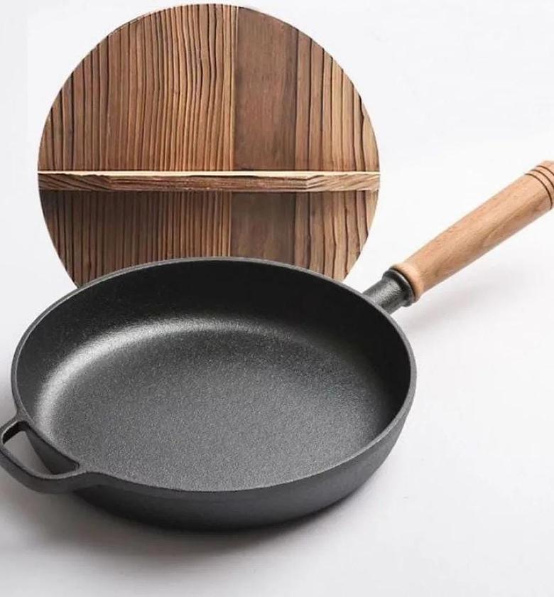Thickened cast iron frying pan with bamboo lid. image
