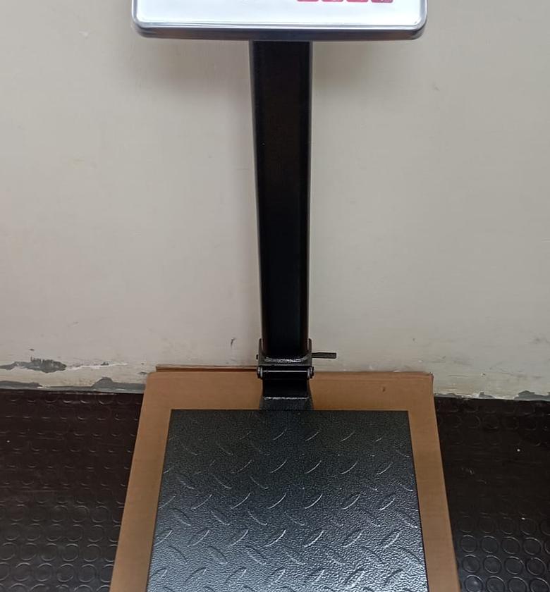 WEIGHING MACHINE. 150 kgs platform weighing scale image