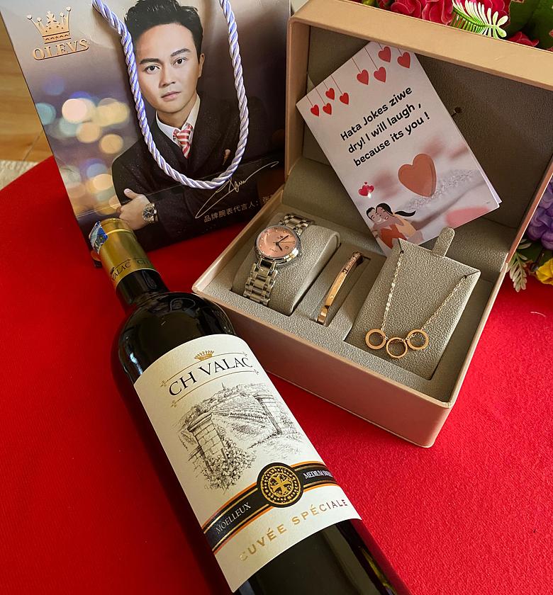 VALENTINES LADIES GIFT SET. LADIES PACK X CH VALAC RED  WINE image