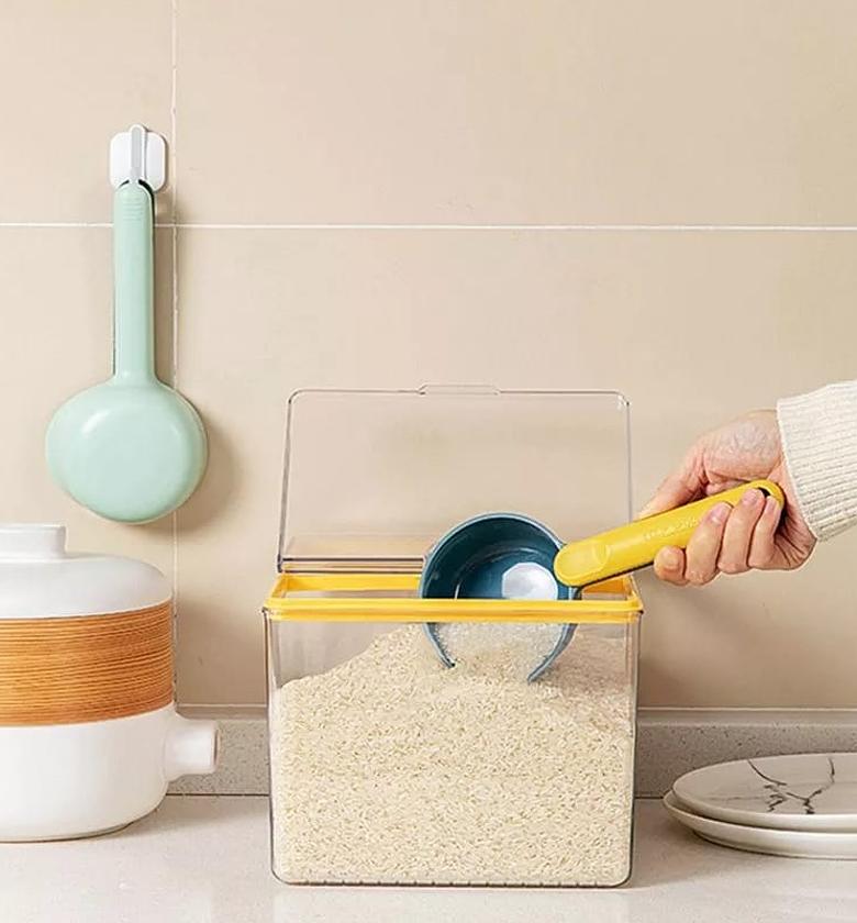 SCOOPING SPOON. Scooping spoons with sealing clip image