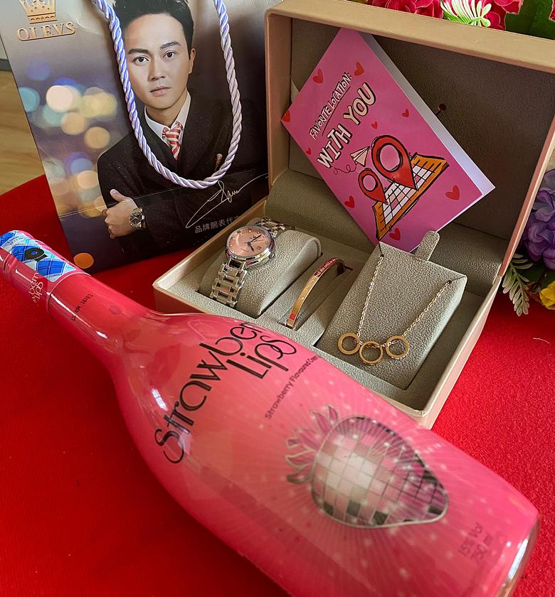 VALENTINES LADIES GIFT SET. Olevs Set X STRAW BERRY WINE image