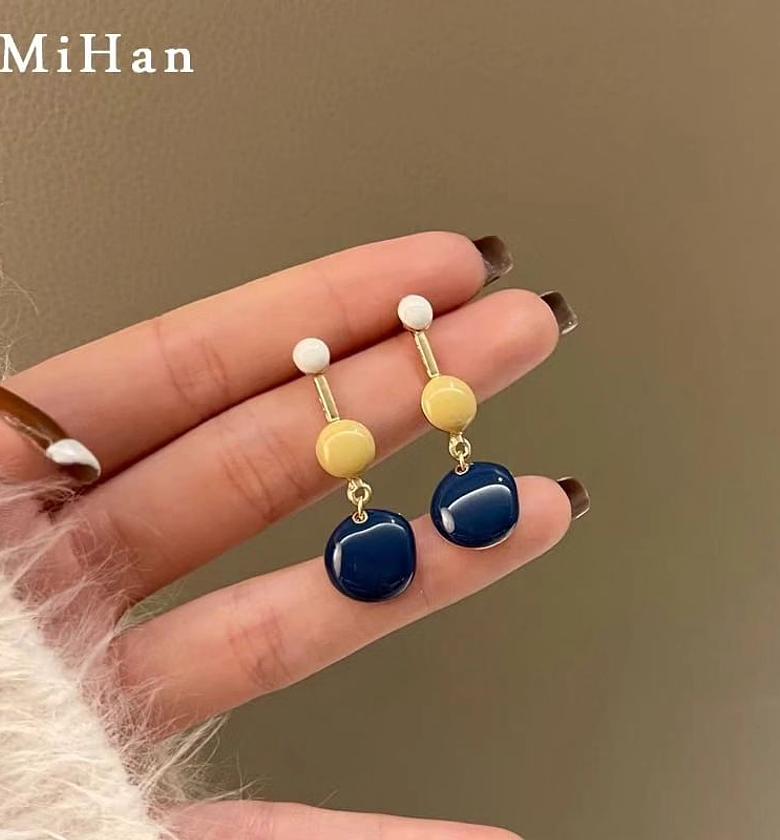 White yellow and blue on gold image