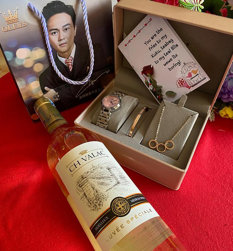 VALENTINES LADIES GIFT SET. Olevs Set X CH VALAC WHITE WINE image
