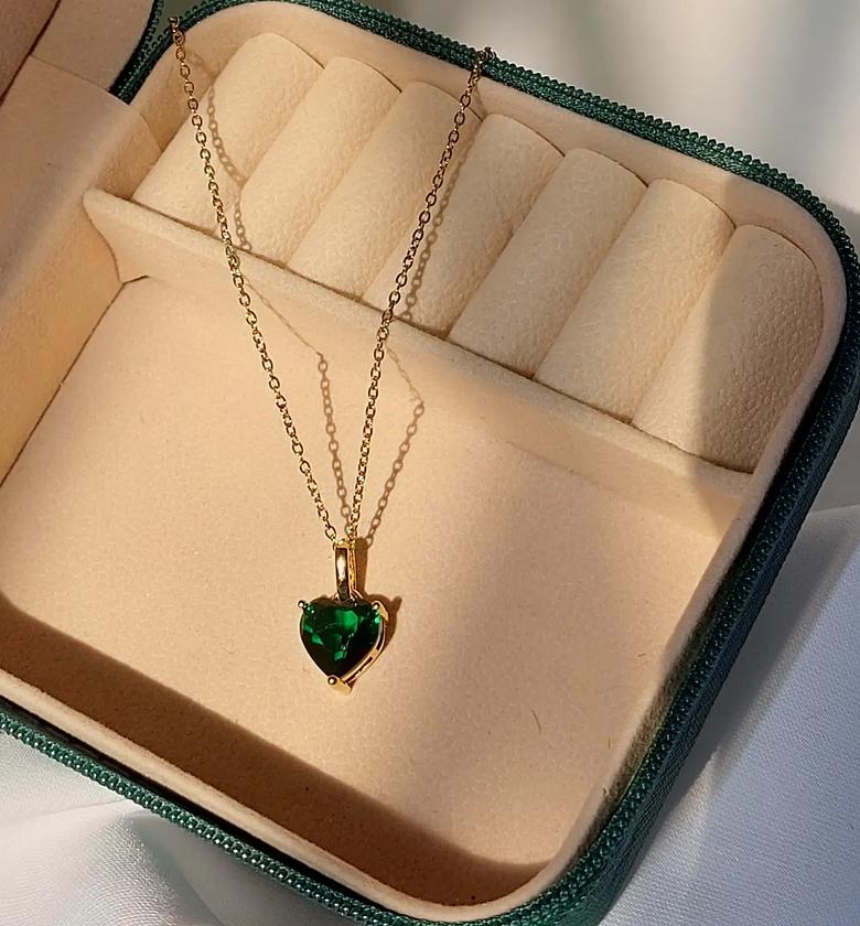 Emerald pendant image