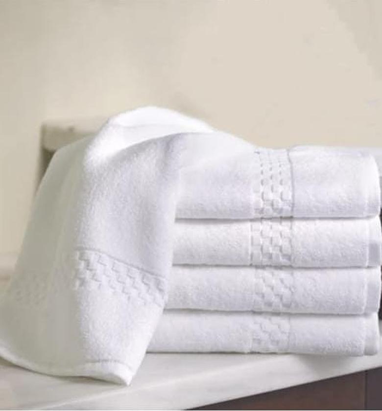 Medium white towels ▫️75 cm by 150cm         image