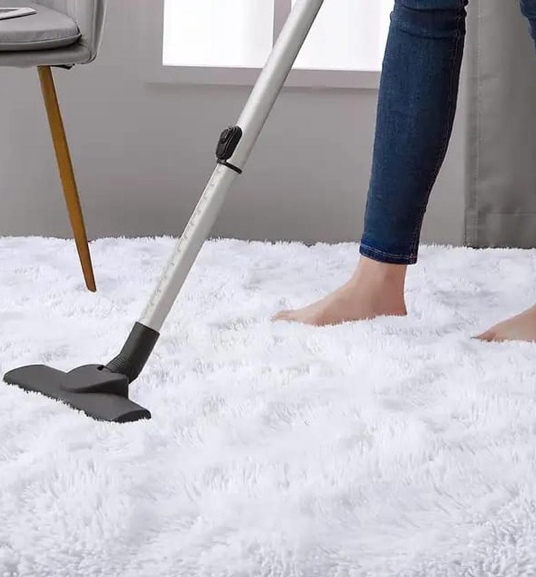 White fluffy carpets ▫️size 5x8       image