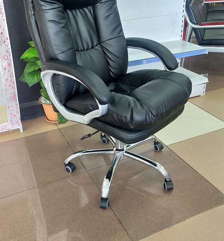 OFFICE CHAIR. Executive boss managerial office chair image