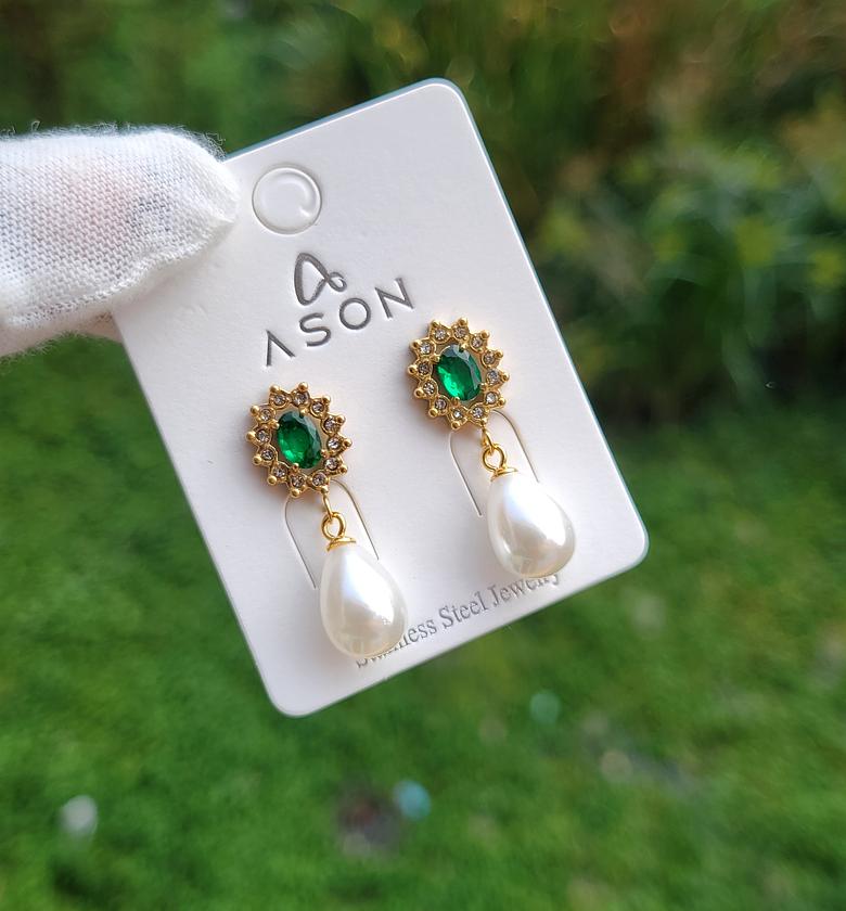 Emerald green earings  image