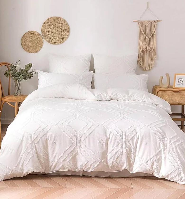 Tufted duvet cover set. image