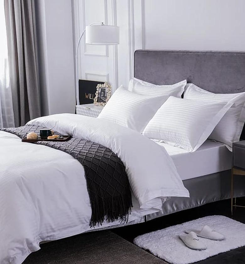  White Duvet cover ▫️220cm by 240cm       6 by 6/6 by 7 ▫️1pc duvet cover ▫️1pc bedsheet  ▫️2 pcs pillow cases image